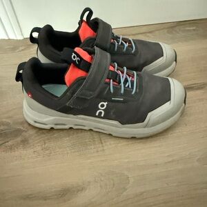 On Cloud Kids Hiking Sneakers in Gray and Red-13